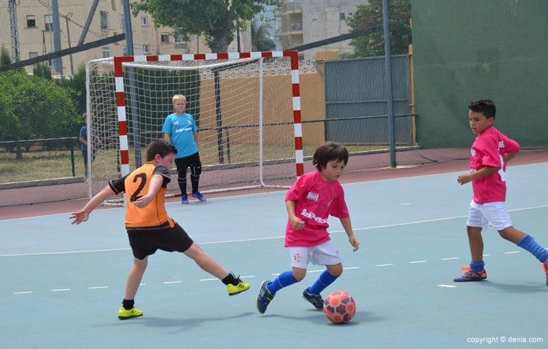 Jugador de Carmelitas avanzando con la pelota