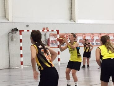 jugadora infantil del denia basquet lanzando un tiro libre