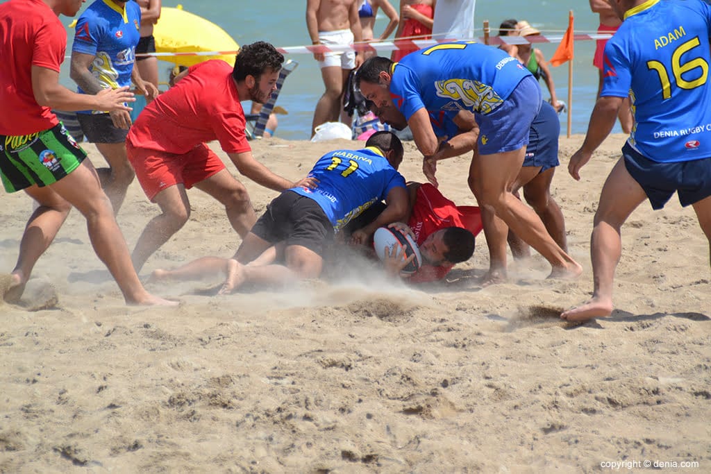 El 'XXIV Torneo Rugby Playa Pescata' se disputará en Dénia el próximo 8 de julio 1 jugadores del denia rugby presionando a su rival