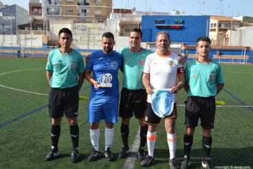 Los capitanes con el trío arbitral