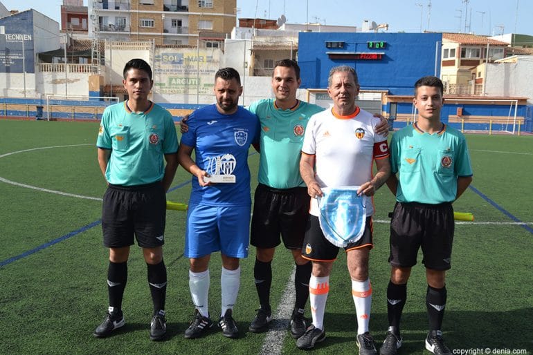 Los capitanes con el trío arbitral