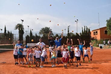 els més xicotets deixant anar les pilotes