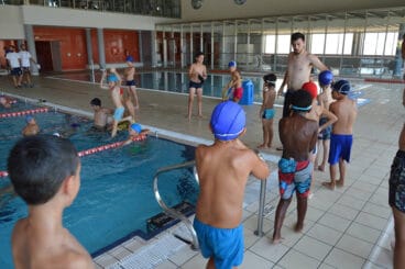 Los niños del campus de fútbol en la piscina
