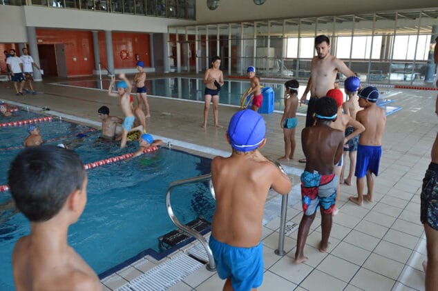 los ninos del campus de futbol en la piscina