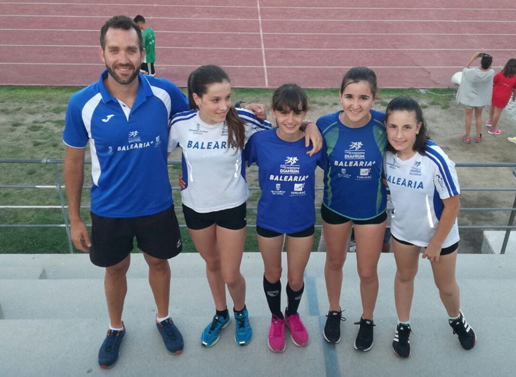 marc banuls con las 4 atletas cadetes