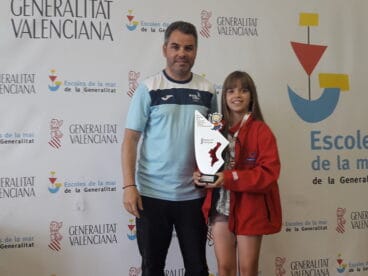 maria sala con su trofeo