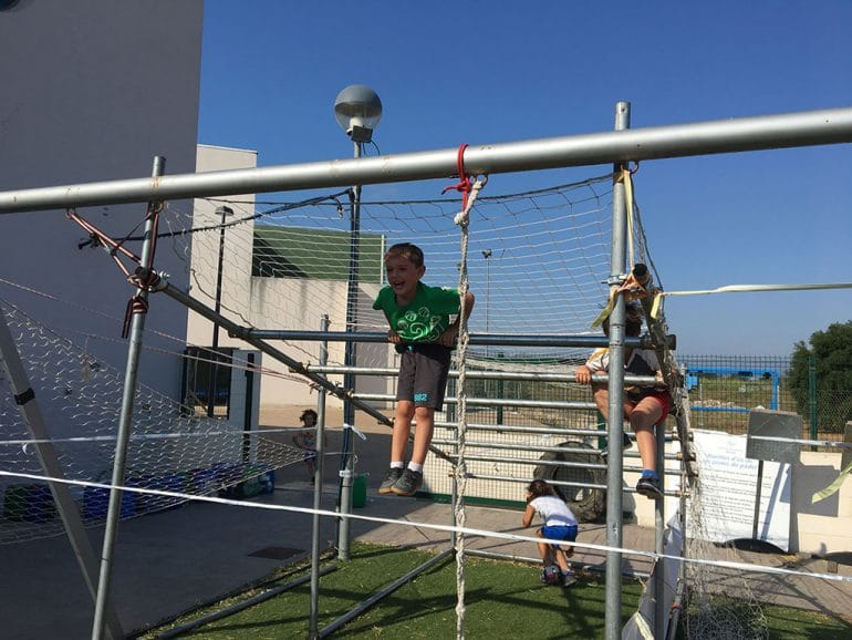 Más de 900 alumnos celebran el fin de curso escolar-en-el Centro deportivo Dénia
