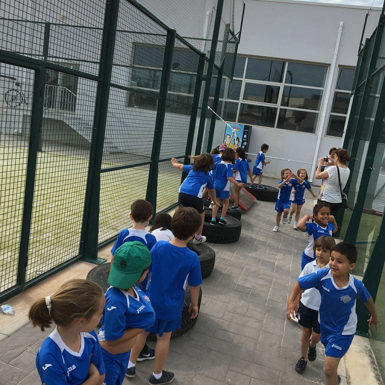 Más  de 900 alumnos celebran el fin de curso escolar en el Centro deportivo Dénia