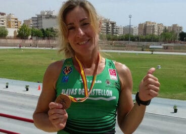 mayca sala luciendo su medalla de bronce