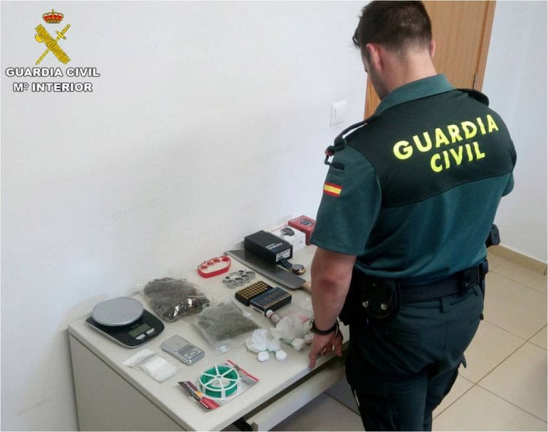 Objetos incautados en un chalet de Dénia