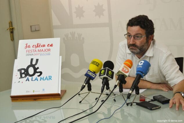 oscar mengual presenta el programa de fiestas de denia 2017