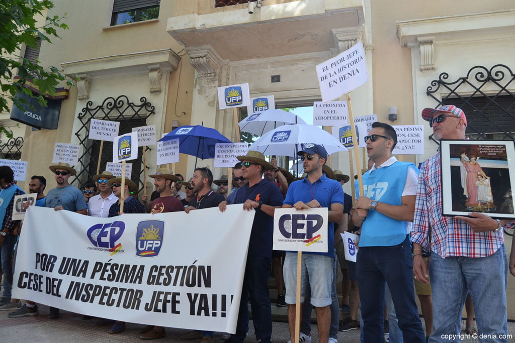 participantes en la concentracion contra el inspector jefe de la policia nacional de denia