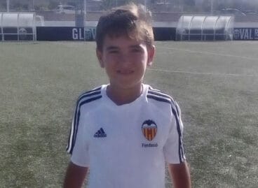 pau palacios con los colores del valencia cf
