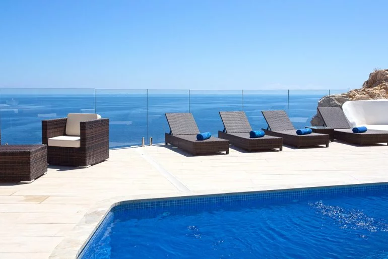 Piscina con vistas al mar en Aguila Rent a Villa