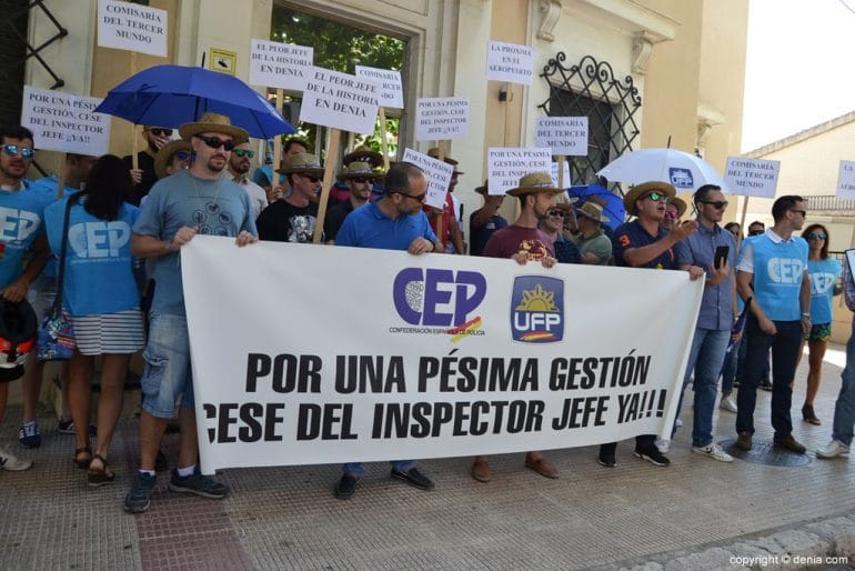Policías nacionales en las puertas de la comisaría de Dénia