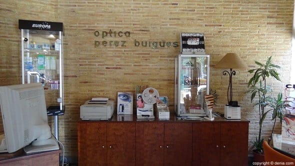 "Hemos atendido a padres, hijos y nietos", Belín y Chelo de Ópticas Pérez Buigues 3 productos opticas perez buigues