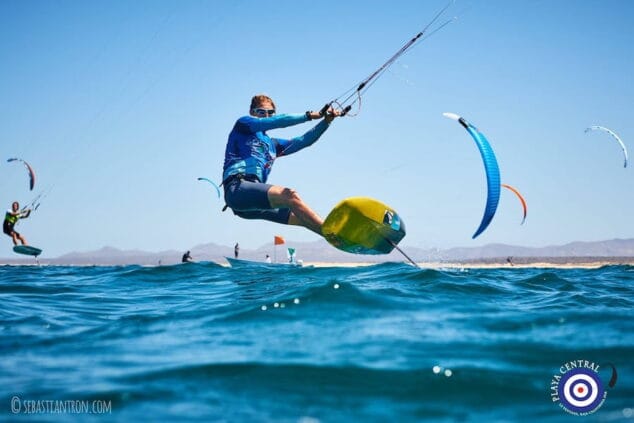 regatista sobre un hydrofoil en la copa de espana de formula kite