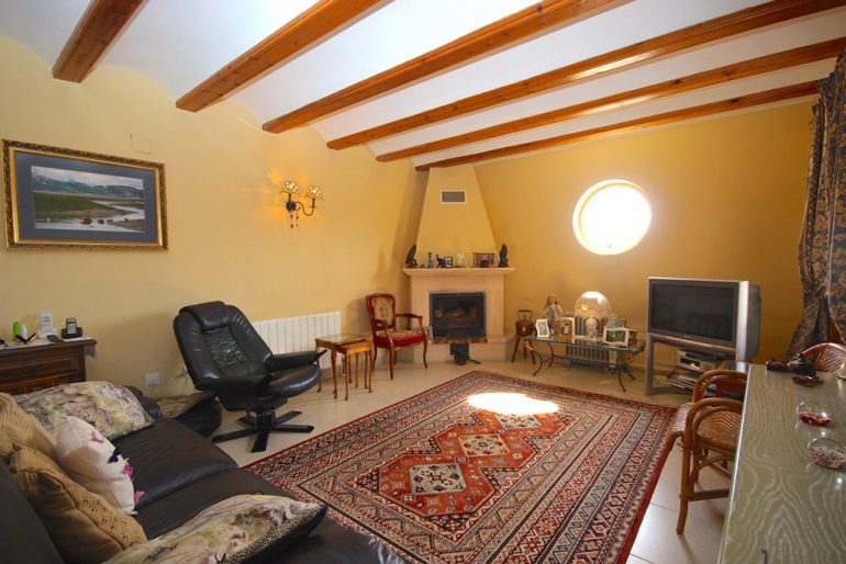 Sala de estar con chimenea Property Finder Spain