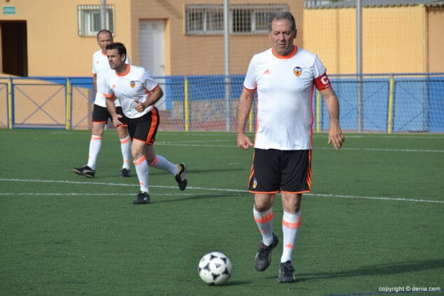 Aprosdeco valoró positivamente la 'Tarde del fútbol por la igualdad' disputada en el Rodat 12 subirats jugando la pelota