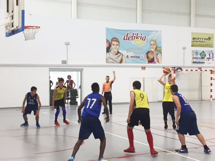 tir lliure d'un cadet del denia bàsquet
