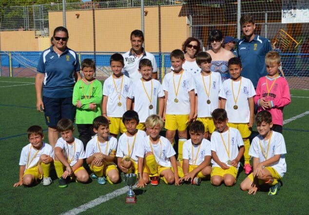 La Escuela Municipal FB Dénia A gana el 'VI Memorial Juan Villalba' de fútbol 8 7 torneo prebenjamines vi memorial juan villalba em fb denia b