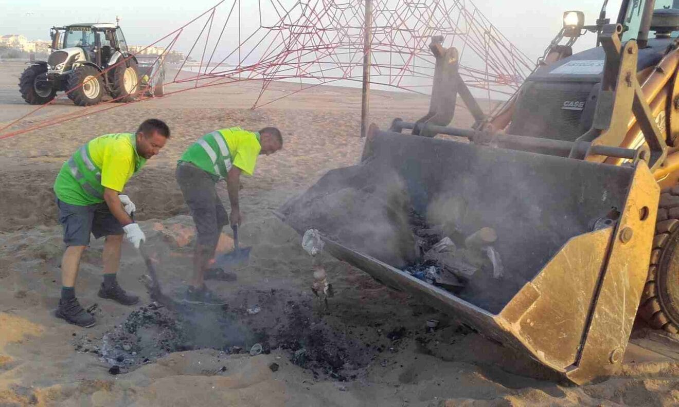 Trabajos de limpieza tras la noche de San Juan en Dénia