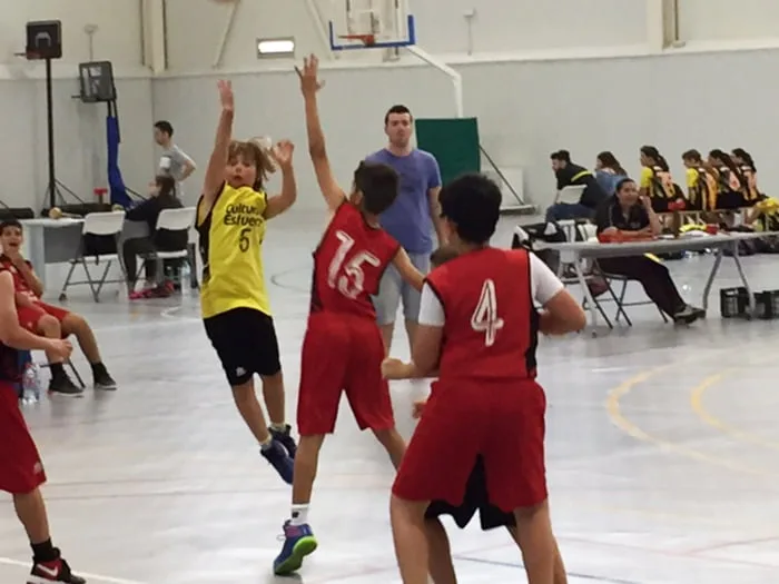 un alevin dianense lanzado a canasta