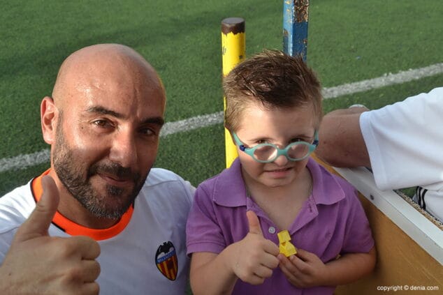 Aprosdeco valoró positivamente la 'Tarde del fútbol por la igualdad' disputada en el Rodat 13 un jugador del valencia cf con un seguidor dianense