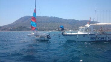 Un velero se incendia en aguas de Dénia