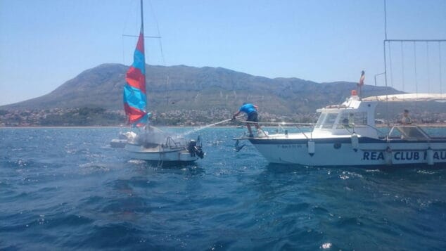 Un velero con dos personas a bordo se incendia en aguas de Dénia 3 un velero se incendia en aguas de denia