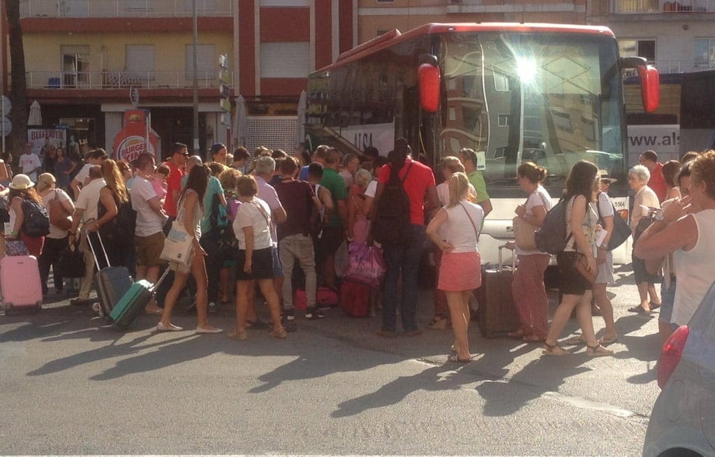 viajeros esperando el autobus en la estacion de denia