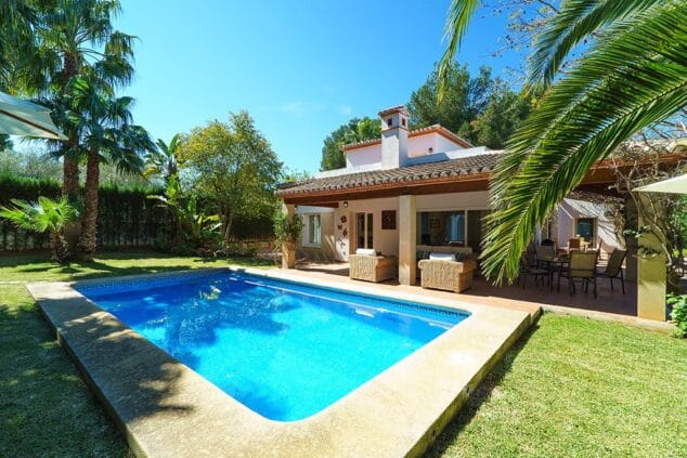 villa alquiler con piscina en aguila rent a villa