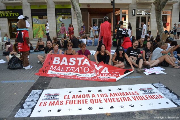 01 manifestacion antitaurina en denia manifestantes