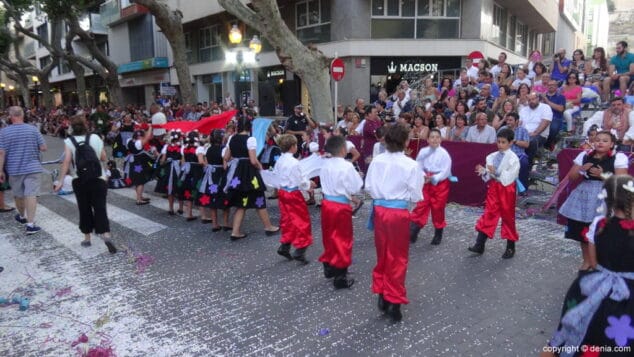 02 carrozas denia 2017 la comparsa de campaments gana el segundo premio