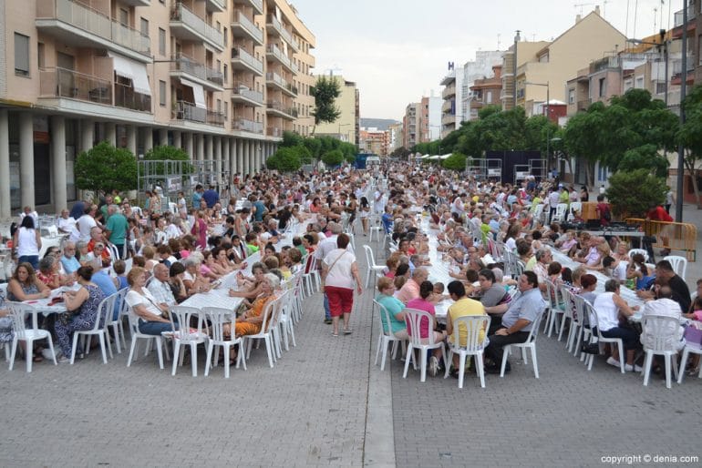 Reparto de cocas fiestas de Dénia 2017 - Calle La Vía