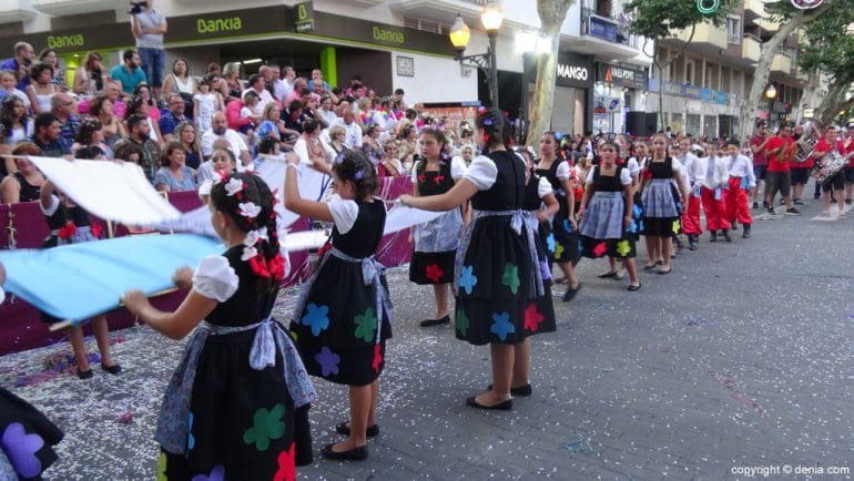 Carrozas Dénia 2017 - La comparsa de Campaments gana el segundo premio