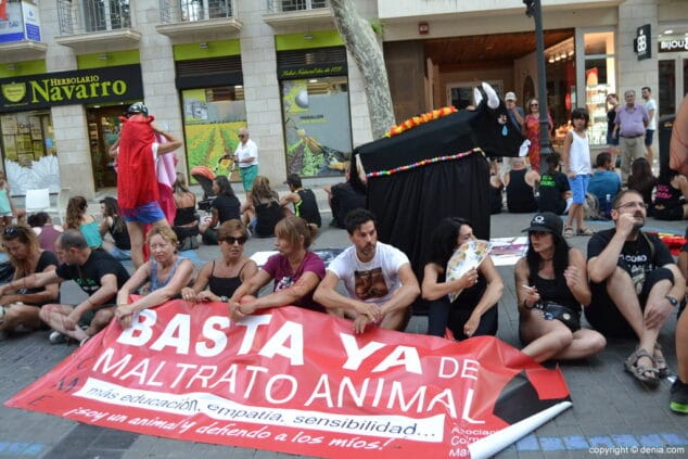 04 manifestacion antitaurina en denia performance