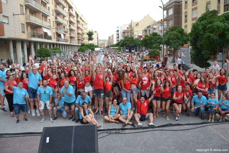 Reparto de cocas fiestas de Dénia 2017 - Quintos saltando