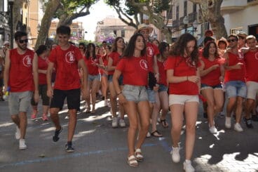 Segunda entrada de toros Dénia 2017 – Quintos 99 animando la espera