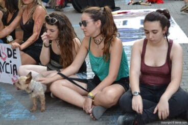 Manifestación antitaurina en Dénia – participantes con un perrito