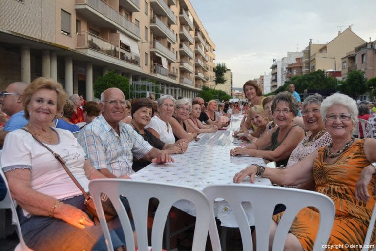 Reparto de cocas fiestas de Dénia 2017 - Esperando las cocas