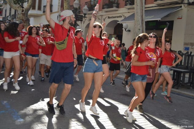 06 segunda entrada de toros denia 2017 quintos 99 bailando por la calle