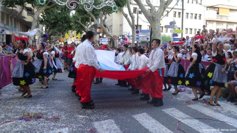 Carrozas Dénia 2017 - La comparsa de Campaments gana el segundo premio