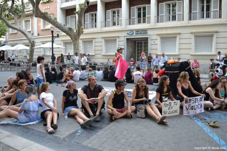 Manifestación antitaurina en Dénia - performance