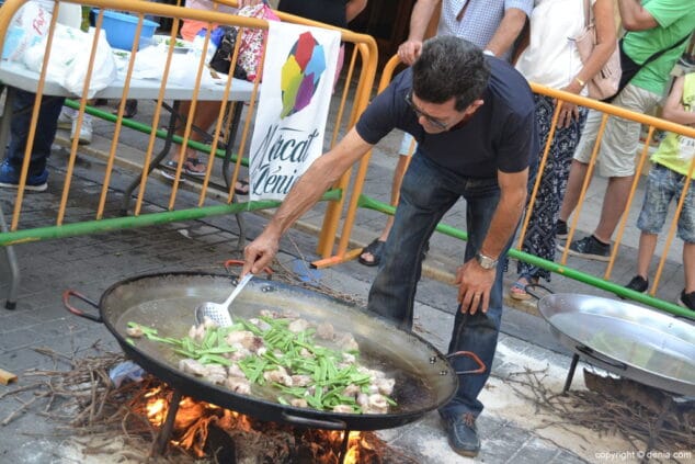 08 paellas dia del fallero 2017 preparando la paella