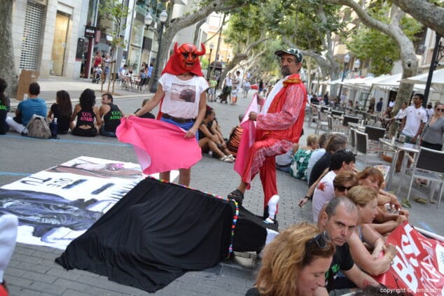 09 manifestacion antitaurina en denia performance