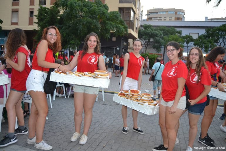 Reparto de cocas fiestas de Dénia 2017 - quintos repartiendo las cocas