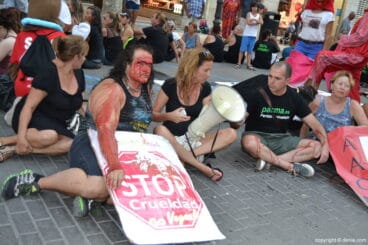 Manifestación antitaurina en Dénia – pancarta vegana