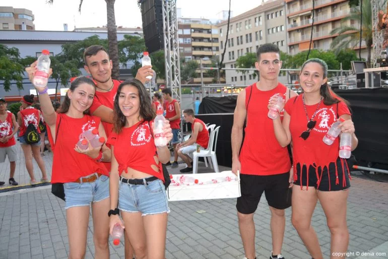 Reparto de cocas fiestas de Dénia 2017 - quintos repartiendo la bebida