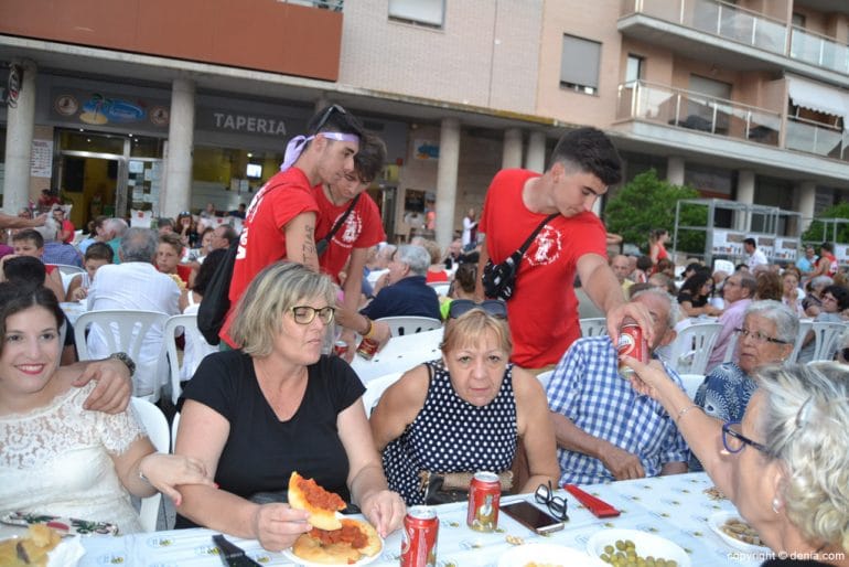 Reparto de cocas fiestas de Dénia 2017 - quintos repartiendo la bebida